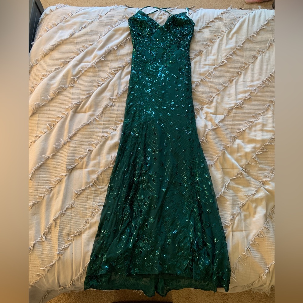 Lulu’s Photo Finish Forest Green Sequin Lace-Up
Maxi Dress, Size M